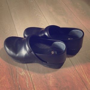Dansko xp 2.0 black clog